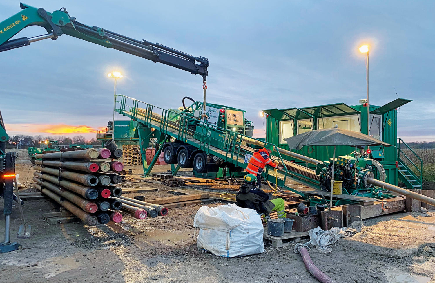 HK 250 HT drilling rig with control container and abutment with a storage capacity of 2,500 m²